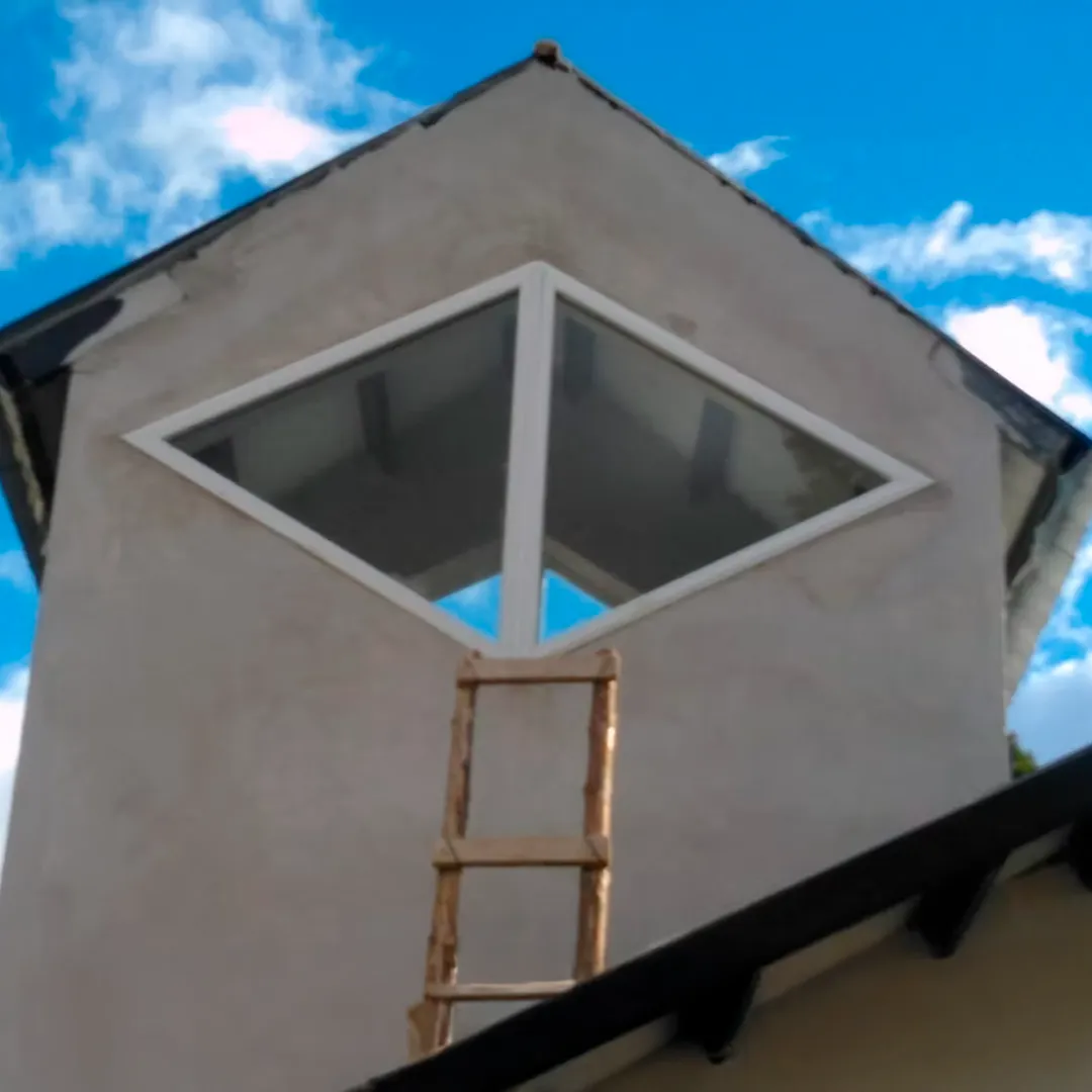 Ventana geométrica en forma de rombo a medida