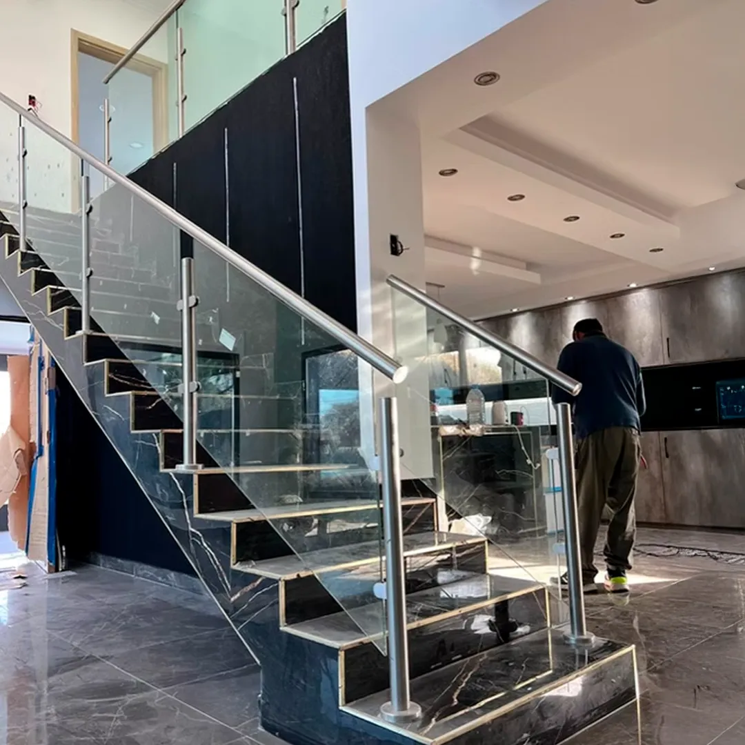 Sofisticada baranda a medida de vidrio templado y acero inoxidable