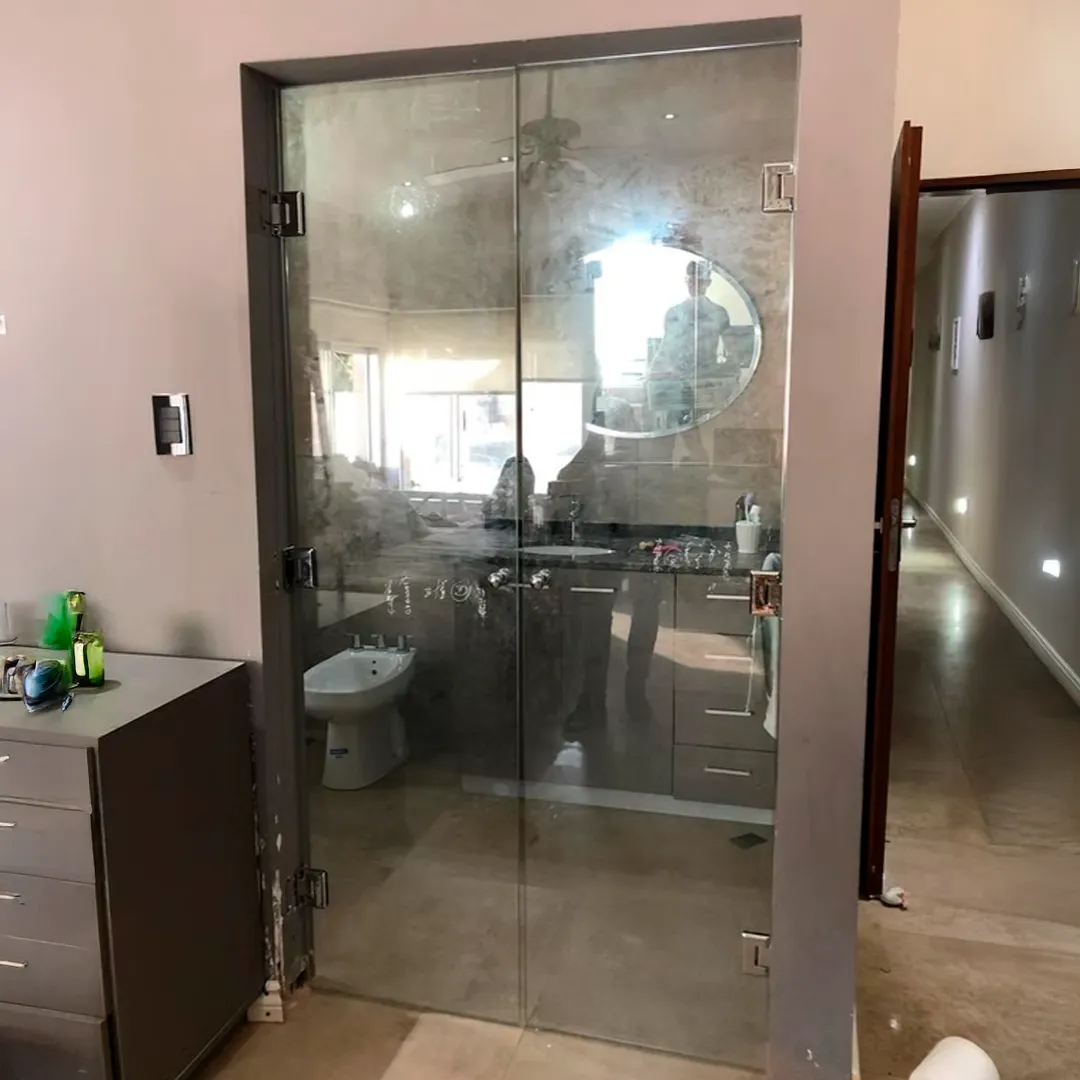 Elegante cerramiento de vidrio transparente con apertura rebatible