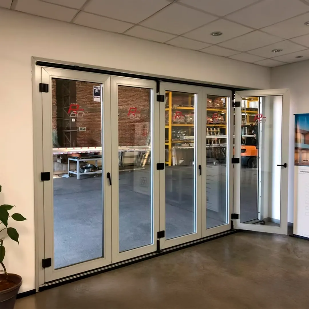 Sistema de puertas plegables con amplios paños vidriados