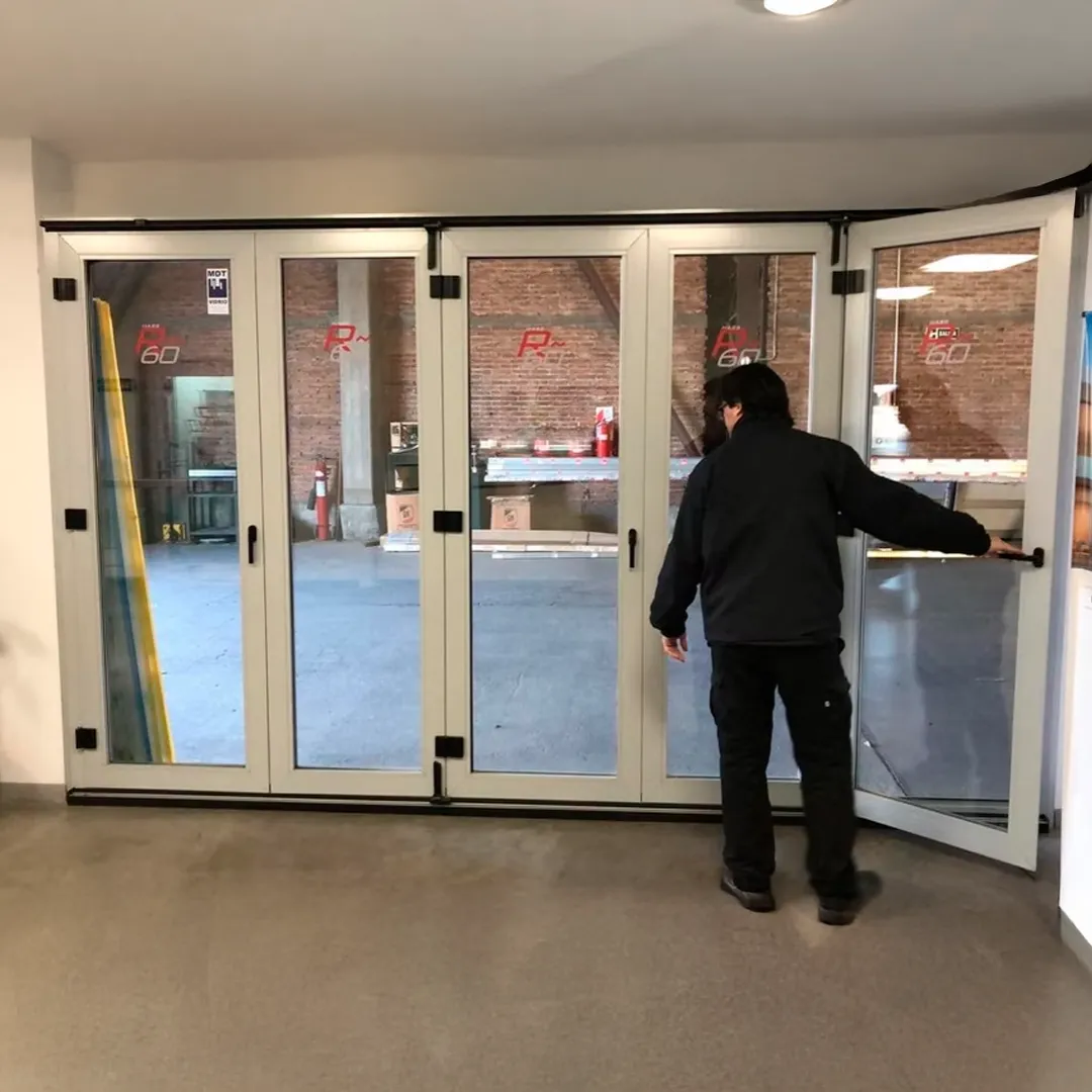 Sistema de puertas plegables con amplios paños vidriados