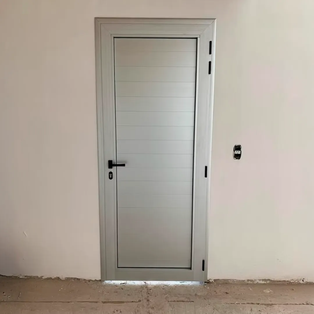 Puerta de Diseño Moderno con Paneles Horizontales y Marco en Aluminio